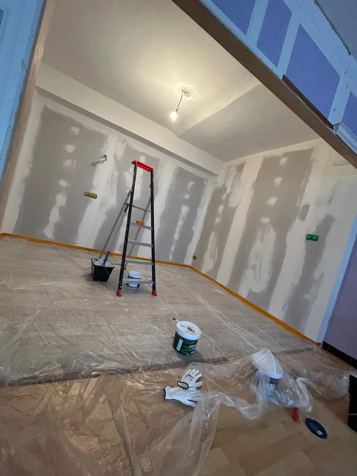 Pièce rénovée : enduits, peinture et sol – avant