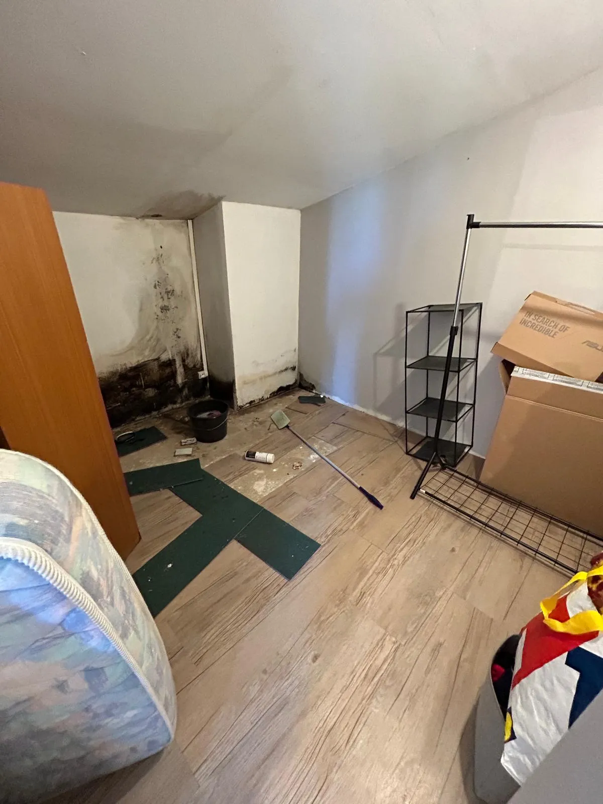 Chambre assainie et remise à neuf – avant