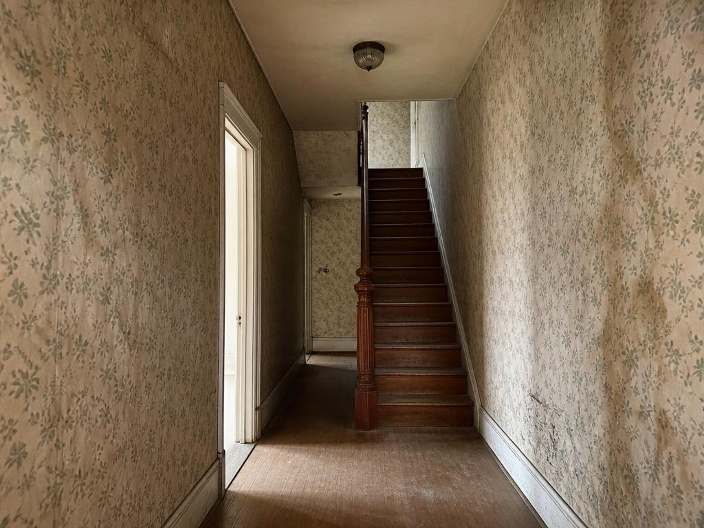 Couloir et cage d'escalier – avant